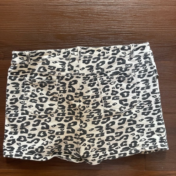 White Like an Angel Cheetah Print shorts - Picture 3 of 4